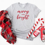 Camiseta Natal das Mulheres Vermelhas Modernas e felizes<br><div class="desc">Uma festa de Natal festiva para mulheres com tipografia moderna de escrita em minúsculas com "Feliz e Brilho" dizendo. O texto vermelho e o estilo da camisa podem ser modificados.</div>