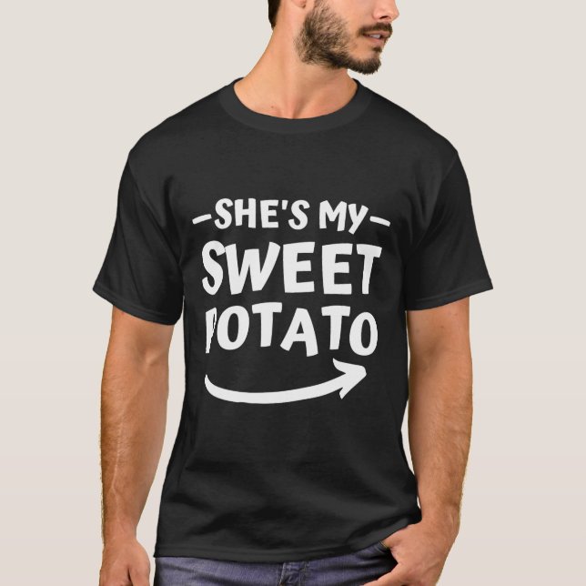 Camiseta Natal Ela é a minha batata doce que eu estou a com (Frente)