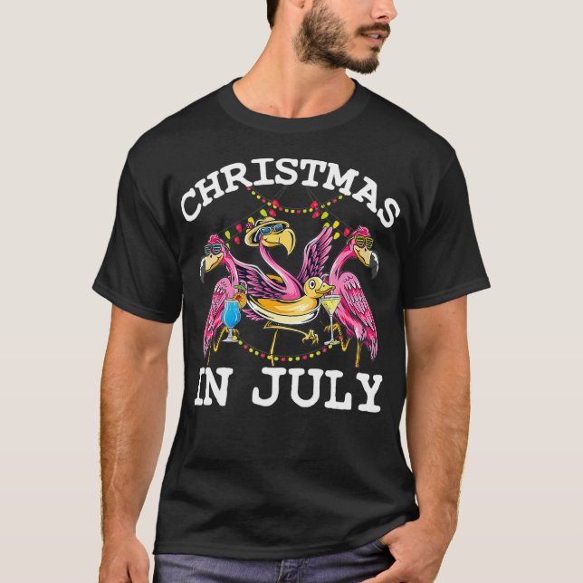 Camiseta Natal Em Julho Engraçado Bebendo De Flamingos Rosa (Frente)