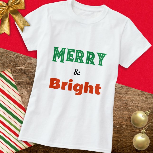 Camiseta Natal Simples e Alegre Bold (A stylish Christmas T-shirt with 'Merry & Bright' text design in red and green typography)