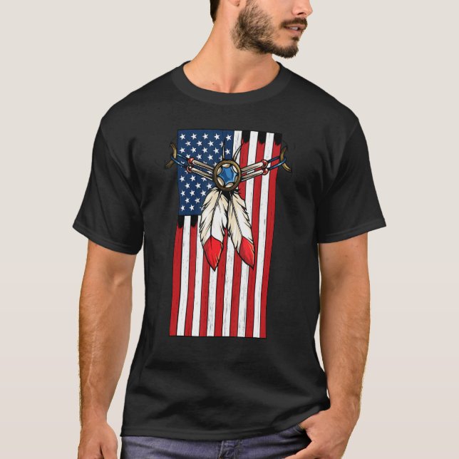 Camiseta Native Feather Necklace Americano de Sinalizador A (Frente)