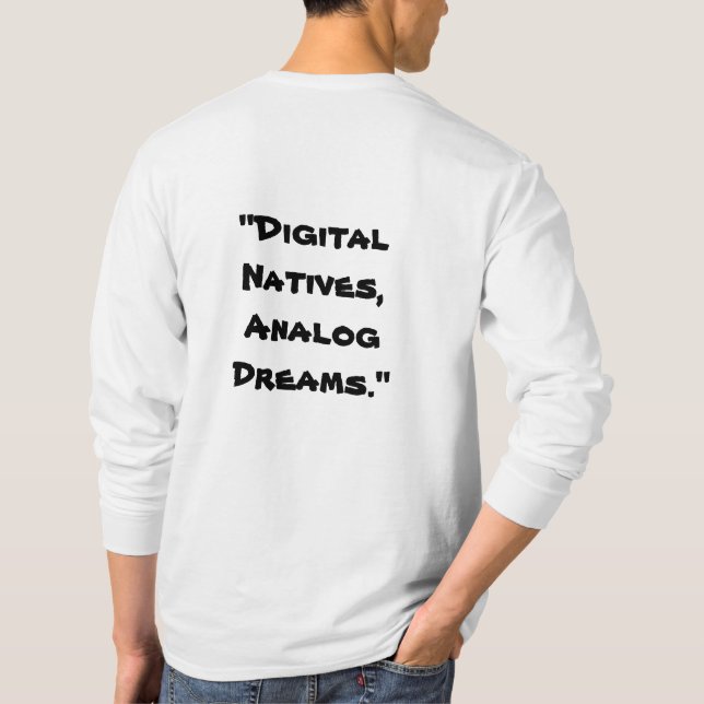 Camiseta "Nativos digitais, sonhos analógicos" em branco (Verso)