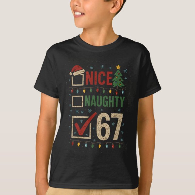 Camiseta Naughty Nice 67 Christmas Humor  (Frente)