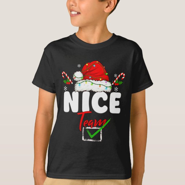 Camiseta Naughty Or Nice Team Matching Christmas Pajama Men (Frente)