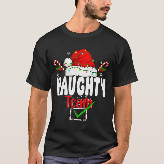 Camiseta Naughty Or Nice Team Matching Christmas Pajama Men (Frente)
