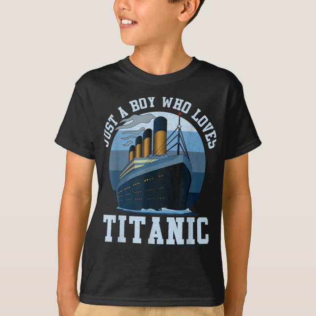Camiseta Navio Apenas Um Menino Que Ama O Barco Titanic (Frente)