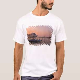 Camiseta Navio de Cruzeiro e Gôndolas perto do Grande Canal
