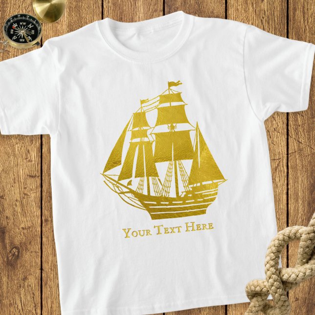 Camiseta Navio Náutico Dourado Falsa à Navegação Personaliz (A nautical T-shirt, featuring a tall ship picture in faux gold. Personalize with your own text)