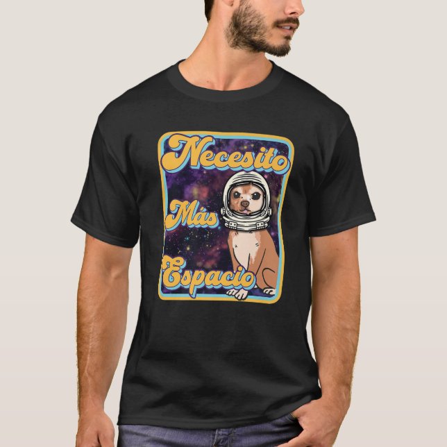 Camiseta Neccsito Más Espacio - Español - Retro Chihuahua A (Frente)