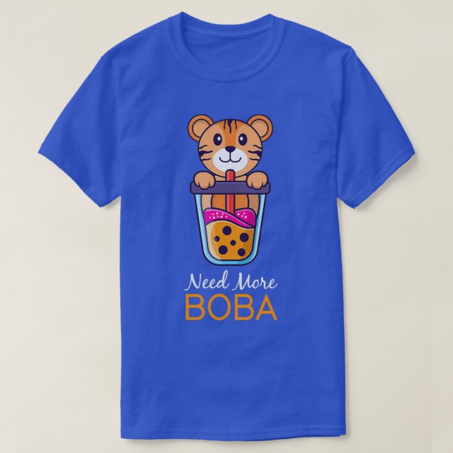 Camiseta Need more boba Cute tiger enjoying Bubble Tea (Frente do Design)