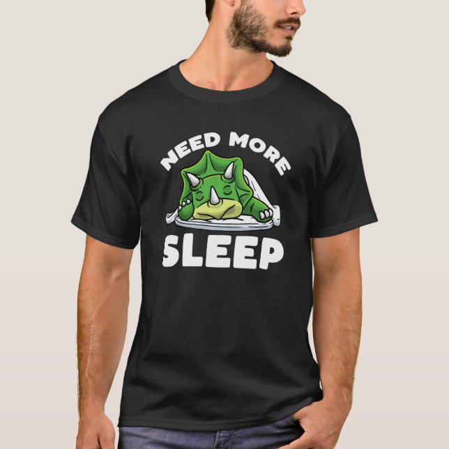 Camiseta Need More Sleep Napping Triceratops Dinosaur Sleep (Frente)