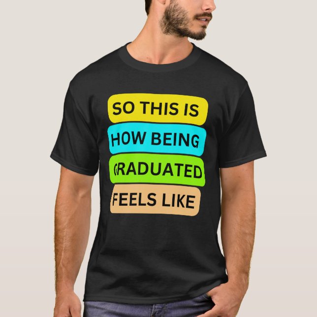 Camiseta Negra de T-Shirt SO_IS_HOW_BEING_GRADUATED_FEELS (Frente)