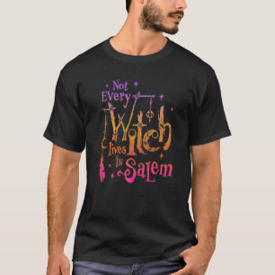 Camiseta Nem toda bruxa vive em Salem Trials Witchy Vibes