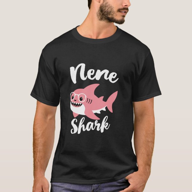 Camiseta Nene Shark Madame Day Vovó Engraçado (Frente)