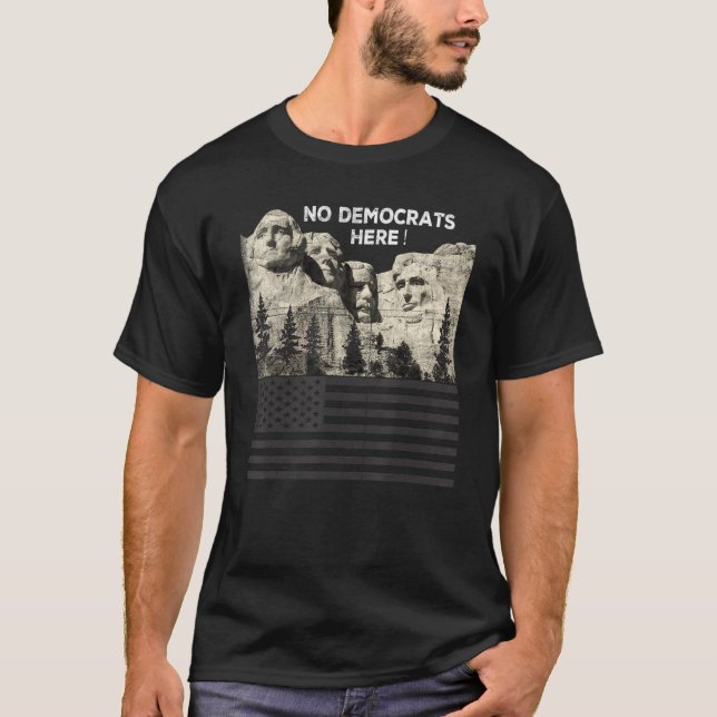 Camiseta Nenhum Democrata Aqui Monte-Rushmore Bandeira Amer (Frente)