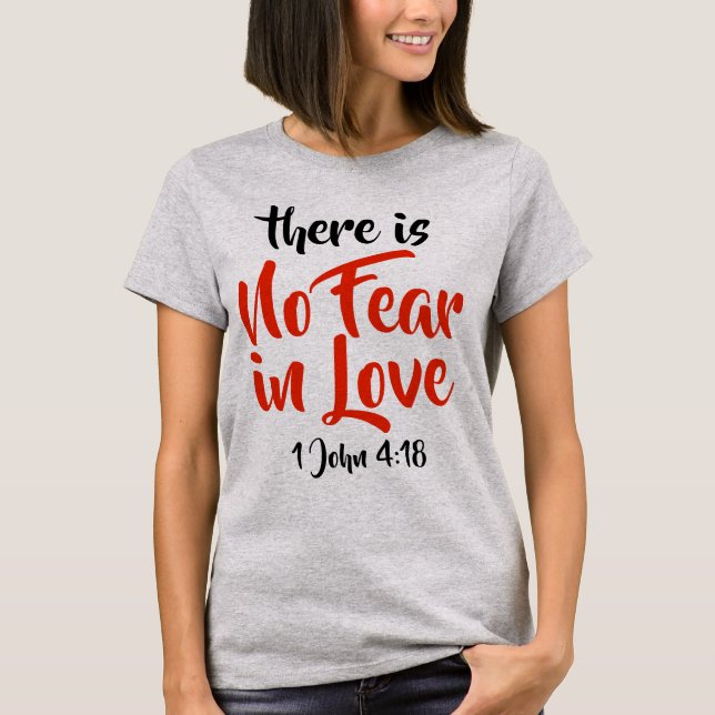Camiseta Nenhum medo nas mulheres do 4:18 de John do amor 1 (Frente)