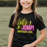 Camiseta Neon Glow Festa de Trampoline Vamos Salta Aniversá<br><div class="desc">Camisa de menina de aniversário para Festa de aniversário de salto de Vamos com luzes néon vívidas e texto em rosa e amarelo,  excelente para um parque de trampolim,  casa de salto ou festas de aniversário de dança para meninas.</div>
