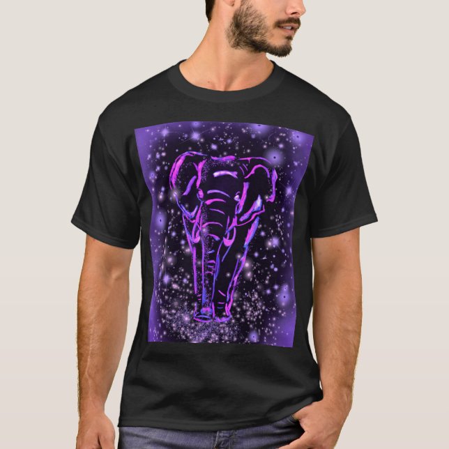 Camiseta Neon Purple Elephant Andando À Noite Estrelada  (Frente)