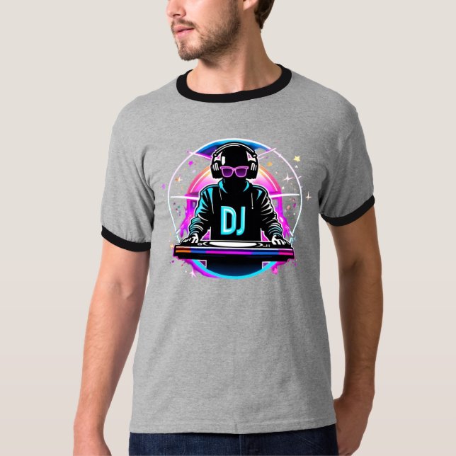 Camiseta "Neon Vibes: O Batedor Cósmico do DJ" (Frente)