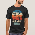 Camiseta Nerd Vintage Science na Semana Laboral 2023<br><div class="desc">Presente na Semana do Laboratório, apreciação do funcionarios em laboratório, cientista único, presente para cientistas jovens ou velhos, tanto homens como mulheres. Para tecnologia de laboratório, cientista de laboratório médico, flebotomista, cientista analítico.Conhece um técnico de laboratório ou tecnólogo médico que precisa disso? Esta design é um presente perfeito para qualquer...</div>