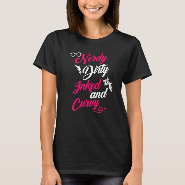 Camiseta Nerdy Dirty Inked Curvy Para Garotas Chubby (Frente)