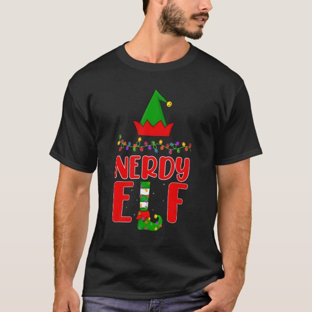 Camiseta Nerdy Elf Mating Family Lighting Natal (Frente)