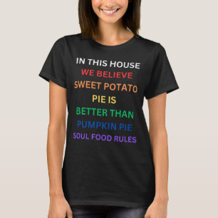 Camiseta Nesta Casa Nós Acreditamos Em Torta De Batata Doce