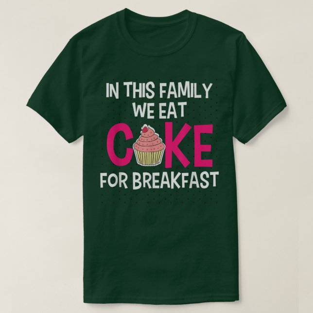 Camiseta Nesta Família Comemos Bolo Para O Café Da Manhã (Frente do Design)