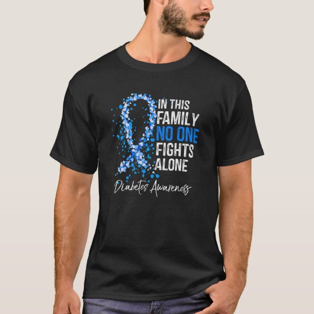 Camiseta Nesta Família Ninguém Luta Sozinha Com A Diabetes  (Frente)