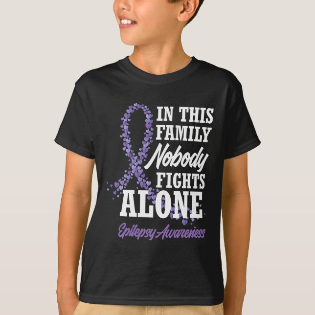 Camiseta Nesta Família Ninguém Luta Sozinha Com A Epilepsia (Frente)