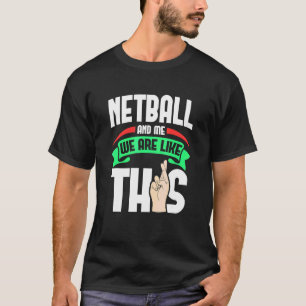 Camiseta Netball E Eu Somos Como Estes Dedos Cruzados