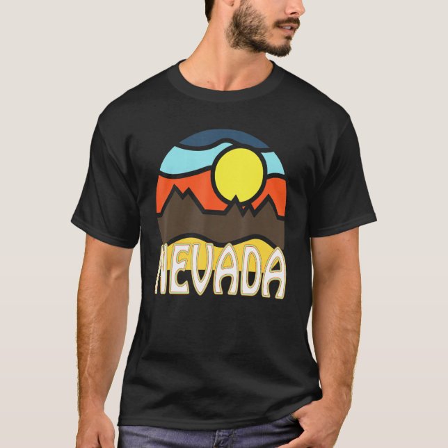 Camiseta Nevada Retro Mountain Sunset Outdoor Vanlife Explo (Frente)