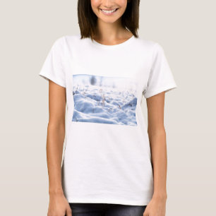 Camiseta Neve em um campo na macro de inverno