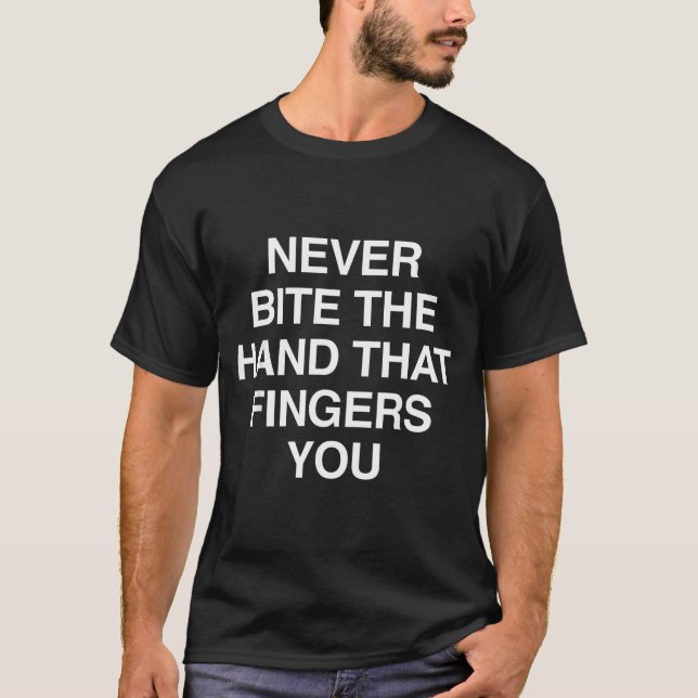 Camiseta Never Bite The Hand That Fingers You Funny Sarcasm (Frente)