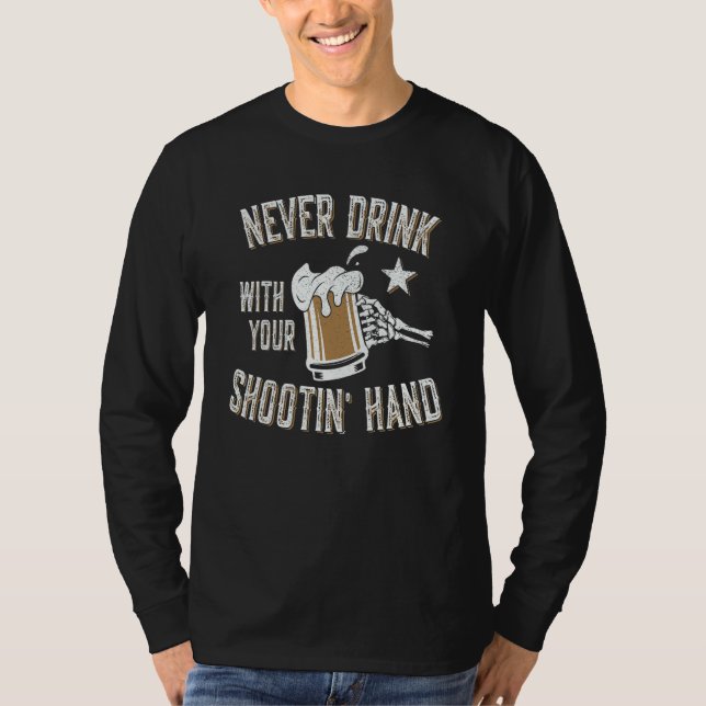 Camiseta Never Drink with Your Shooting Hand Skeleton Funny (Frente)