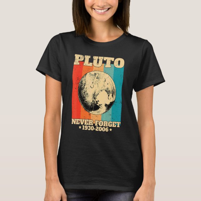 Camiseta Never Forget Pluto Retro  Space Science (Frente)