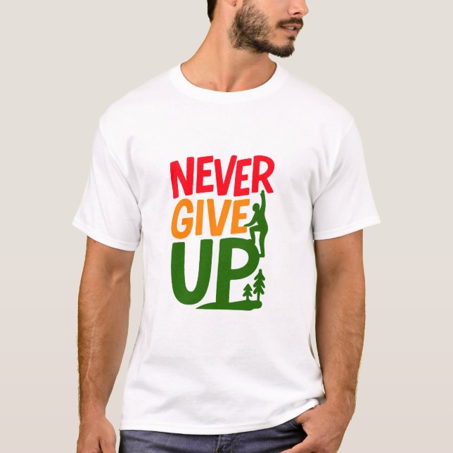 Camiseta Never Give Up – Man Lifting Words Design (Frente)