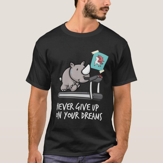 Camiseta Never give up your dreams  rhino on treadmill like (Frente)