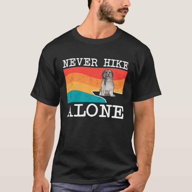 Camiseta Never Hike Alone Pyrenean Shepherd Graphic Hiking (Frente)