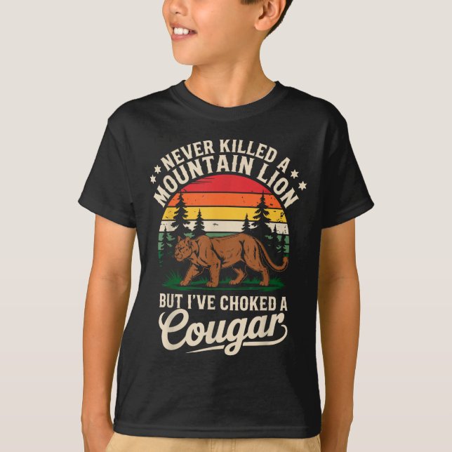Camiseta Never Killed A Mountain Lion Funny Cougar Hunting  (Frente)