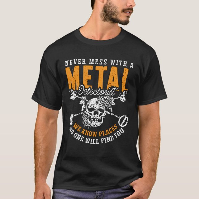 Camiseta Never Mess With A Metal Detect Treasure Hunt Metal (Frente)