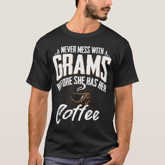Camiseta Never Mess With Grams Before She Has Her Coffee Gr (Frente)