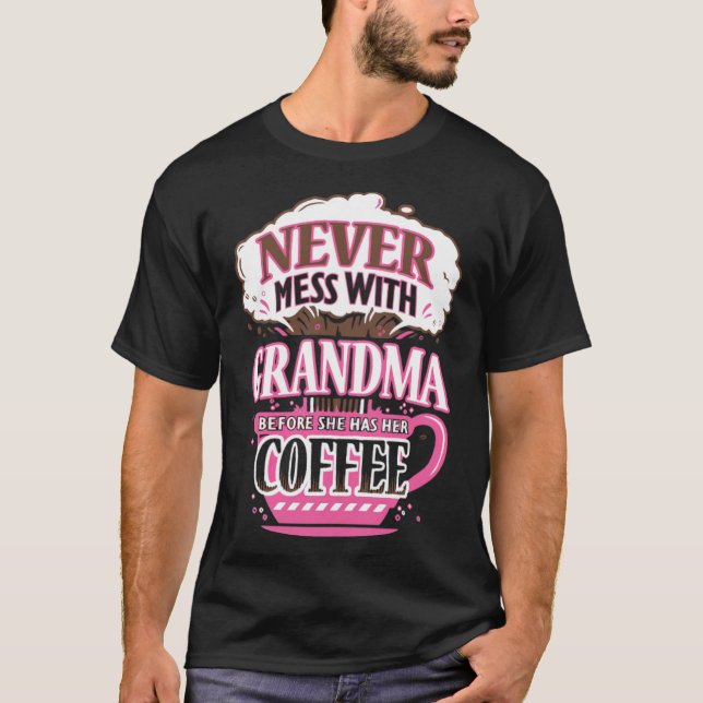 Camiseta Never mess with GRANDMA befoe she has her coffee b (Frente)