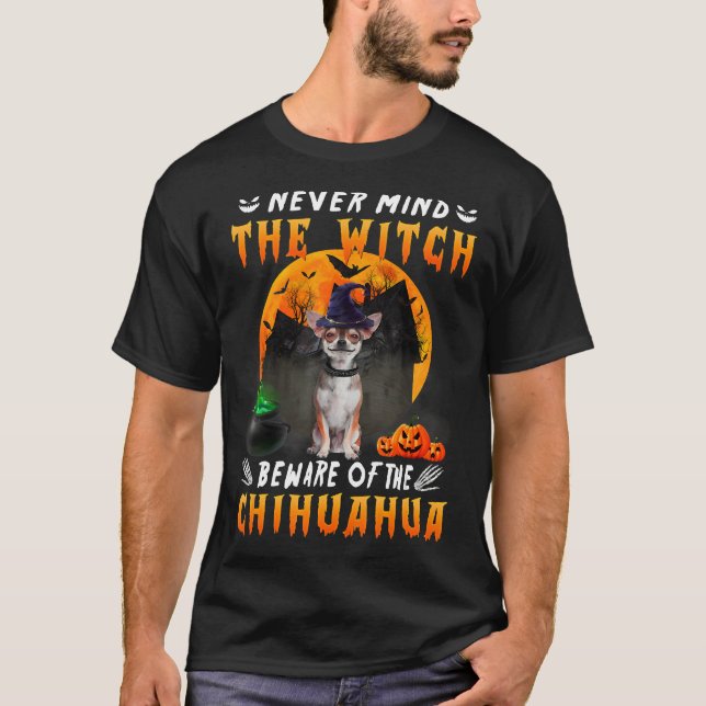 Camiseta Never Mind The Witch Beware Of Chihuahua Dog (Frente)