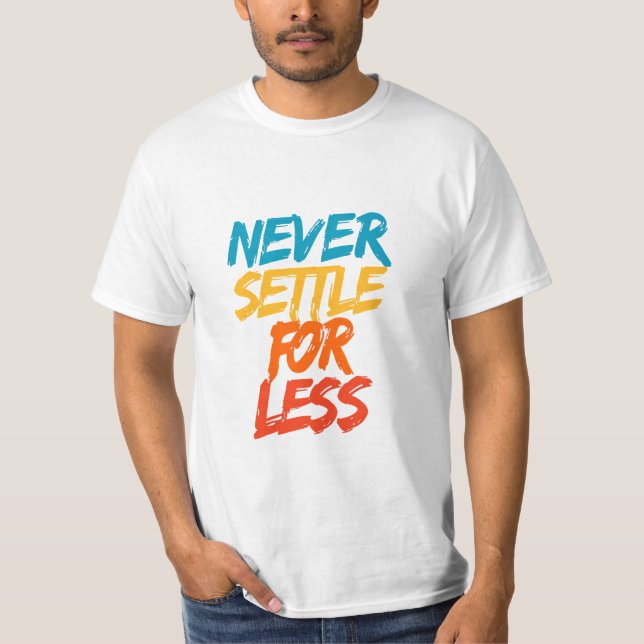 Camiseta Never Settle For Less – Motivational Quote (Frente)