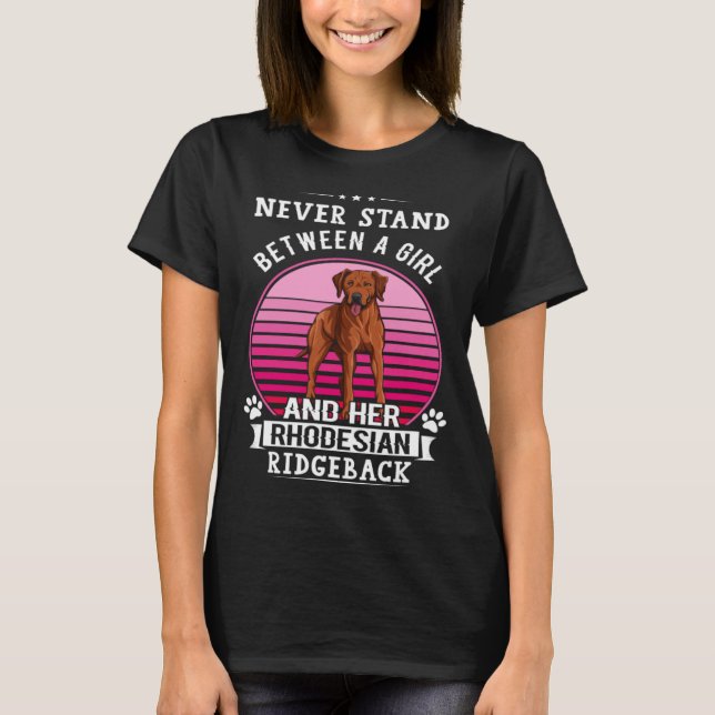 Camiseta Never Stand Between A Girl And Her Rhodesian Ridge (Frente)