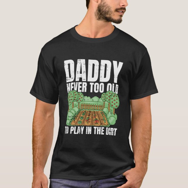 Camiseta Never Too Old To Play In The Dirt Fathers Day Gard (Frente)