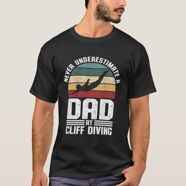 Camiseta Never Underestimate A Dad At Cliff Diving Tombston (Frente)