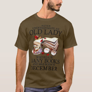 Camiseta Never Underestimate A December Lady Who Reads Many