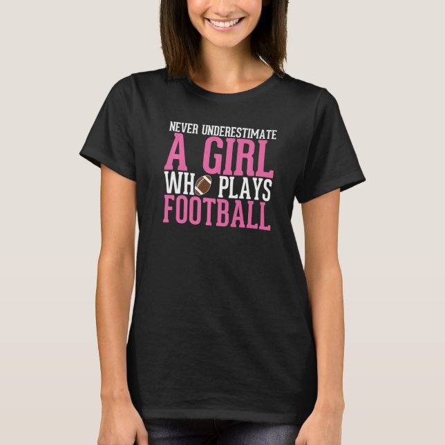 Camiseta Never Underestimate A Girl Who Plays Football  Gir (Frente)